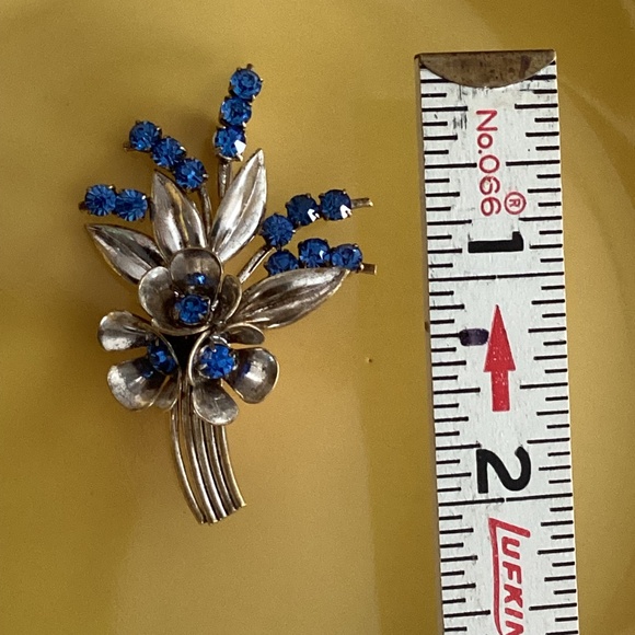 Elegant Silver and Blue Floral Brooch - Picture 2 of 7
